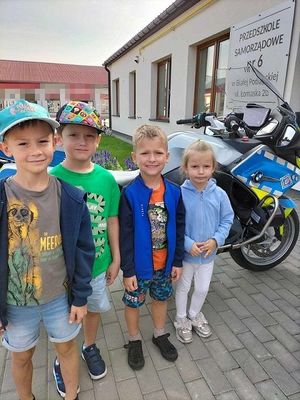 dzieci przy policyjnym motocyklu