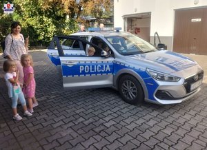 dzieci oglądają radiowóz