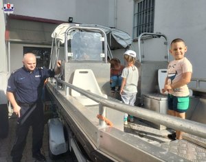 dzieci oglądają łódź