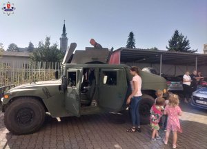 dzieci oglądają samochód