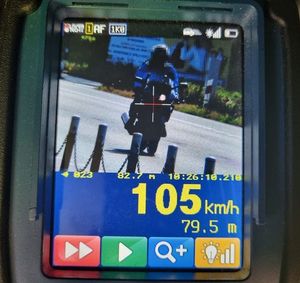 zdjęcie z urządzenia do pomiaru prędkości. Na zdjęciu widoczny motocyklista.