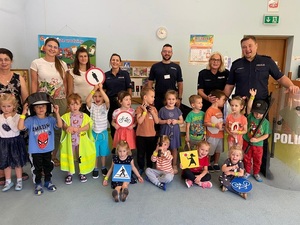 zdjęcie grupowe policjantów i dzieci