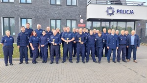 zdjęcie grupowe policjantów, którzy uczestniczyli w zawodach