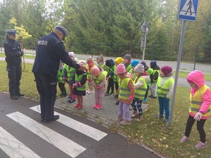 policjanci przy przejściu dla pieszych z dziećmi.