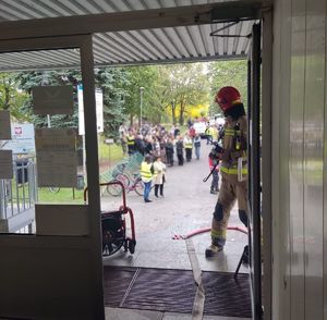 strażak wchodzi do budynku
