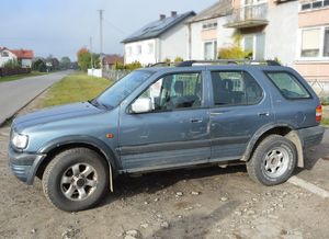 samochód stojący na poboczu