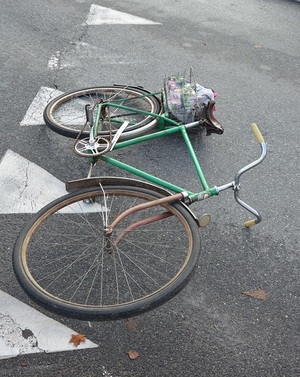 rower leżący na ulicy
