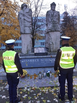 policjanci oddają hołd pod pomnikiem Sybiraków.