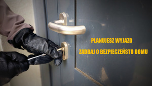 Napis planujesz wyjazd zadbaj o bezpieczeństwo domu.
Zdjęcie na których widać ręce w rękawiczkach otwierające drzwi wytrychem