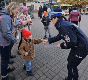 policjantka przekazuje odblask dziecku