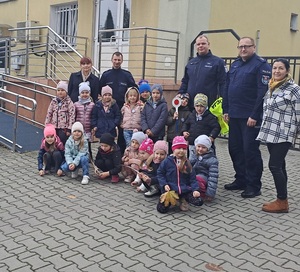 zdjęcie grupowe policjantów z dziećmi
