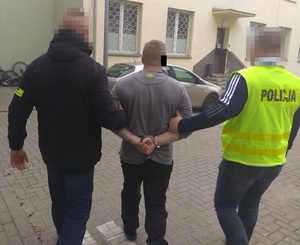 policjanci prowadzą zatrzymanego 43-latka