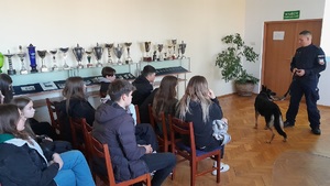policjant z psem podczas spotkania z młodzieżą
