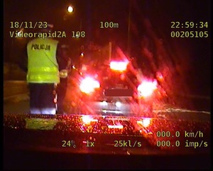 policjanci podchodzą do kontrolowanego samochodu