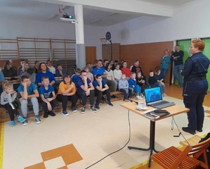 policjantka i dzieci podczas spotkania