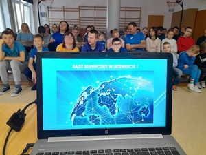 laptop z widocznym napisem dotyczącym bezpieczeństwa w sieci