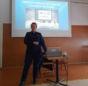 policjantka podczas prelekcji.