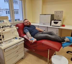 policjant oddający krew