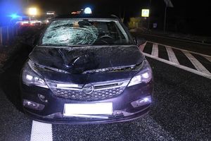 uszkodzony samochód stojący na ulicy