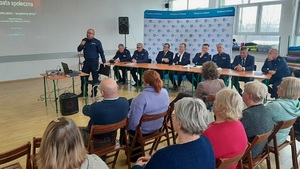 Naczelnik wydziału kryminalnego podczas prelekcji oraz uczestnicy debaty