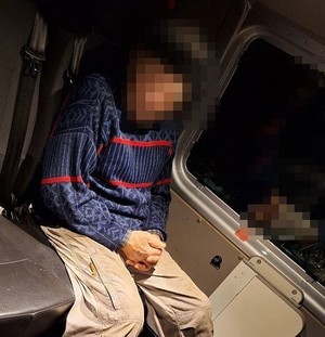 mężczyzna siedzący w samochodzie