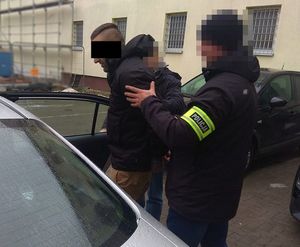 policjanci doprowadzają zatrzymanego 41-latka