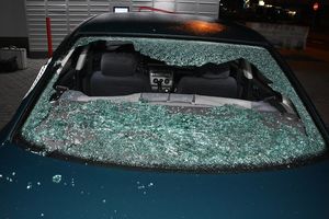 wybita szyba w samochodzie