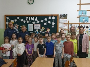 wspólne zdjęcie policjantek i dzieci z opiekunkami