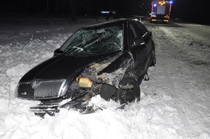 uszkodzony samochód stojący na poboczu w śniegu