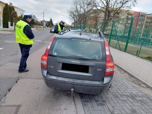 policjanci podczas kontroli
