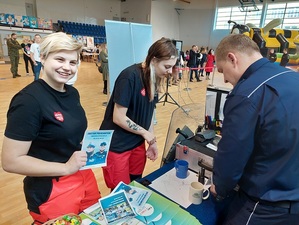 osoby odwiedzające stoisko