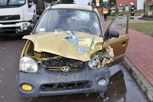 uszkodzone samochody uczestniczące w wypadku