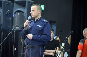 policjant podczas prowadzenia imprezy