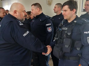 Zastępca Komendanta Miejskiego Policji wraz z policjantami