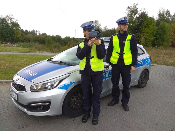 patrol ruchu drogowego. Policjantka korzysta z miernika prędkości