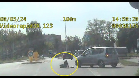 Ujęcie z policyjnego wideorejestratora na którym widać potrąconą kobietę.