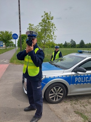 policjant podczas kontroli prędkości