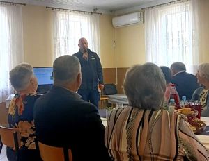 policjant na spotkaniu z seniorami