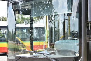 uszkodzona szyba czołowa autobusu