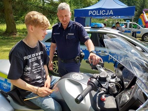 policjant z dzieckiem przy motocyklu