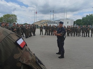policjant i żołnierze podczas wykładu