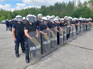 policjanci w trakcie ćwiczeń
