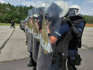 policjanci z tarczami