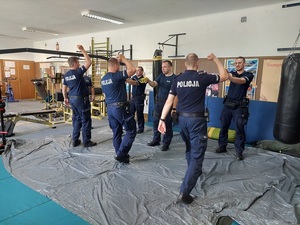 policjanci w trakcie ćwiczeń