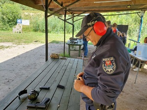 policjant przygotowuje się do strzelania