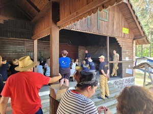 policjanci i strażacy podczas pogadanki