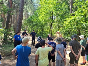 rozmowa policjantów i strażaków z harcerzami