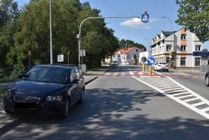 samochód uczestniczący w wypadku stojący na poboczu