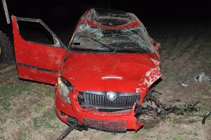 uszkodzony samochód osobowy stoi poza drogą