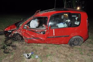 bok uszkodzonego samochodu